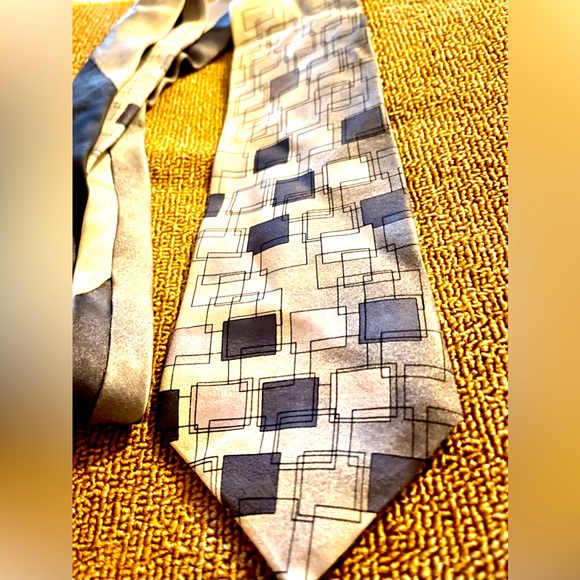 Reaction Kenneth Cole Tie with Squares Pattern, 100% Silk - Picture 1 of 9